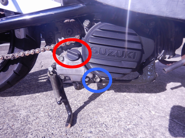 オイル注入口とドレンボルト